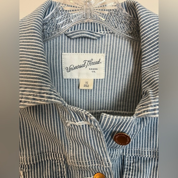 EUC Universal Thread Women’s Railroad Stripe Denim Jacket, Cropped; Size XS - Picture 4 of 9